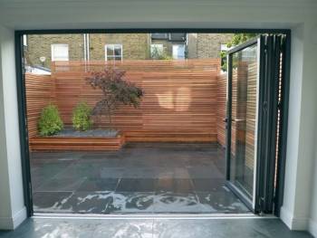 cedar-privacy-screen-slate-paving-bench-minimalist-garden-london-design.jpg
